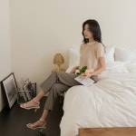 쉬즈 로맨틱 셔링 주름 블라우스 | 오드(ODE) (주)오드와 - 쉬즈 로맨틱 셔링 주름 블라우스