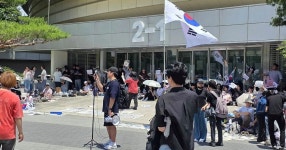 개표소 1만명 시위…‘李명예훼손 출국정지’ 모스 탄 등장에 환호 - DVDPrime 시사정치 게시판
