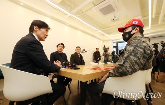 [오마이포토] 해병대 예비역 만난 조국 