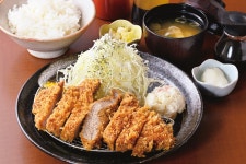 おとなの週末：ランチは31年値上げなし　『卯作』の軽やかなとんかつ、秘密は「溶き卵」にあり | 毎日新聞