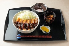 おとなの週末：お城の3段重に“名古屋めし”、豪華「お殿さま城ランチ」が登場　うなぎだ！　エビフライだ！ | 毎日新聞