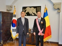 미하이 치옴펙 전 주한대사 수교훈장 광화장 전수식 상세보기|대사관 활동 | 주루마니아 대한민국 대사관 주루마니아 대한민국 대사관 