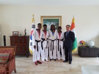 코트디부아르 태권도 국가대표 선수 초청 관저 오찬 상세보기|공관주요활동 | 주코트디부아르 대한민국 대사관 주코트디부아르 대한민국 대사관 