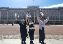 박은하 대사, 제75주년 광복절 기념 만세삼창 제창 상세보기|대사관 활동사항 | 주영국 대한민국 대사관 겸 주국제해사기구 대한민국 대표부... 