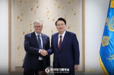 윤석열 대통령, 빌 게이츠 빌&멜린다 게이츠 재단 공동 이사장 접견 상세보기|대통령 정상외교(숨김) | 외교부