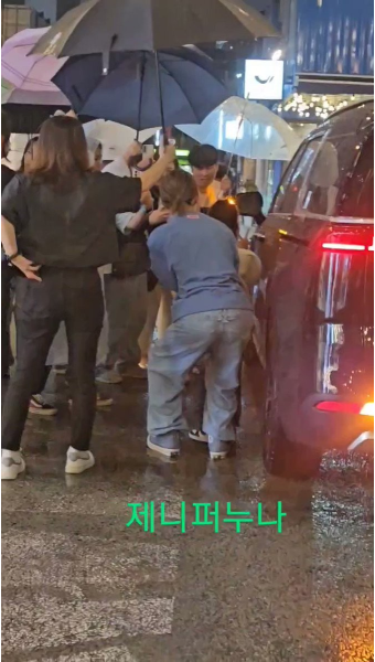 팝업에서 팬한테 키링 & 네컷 나눠주는 찡구왕 - 온유 마이너 갤러리