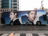 펌 홍대전철역 앞에 정차중인 7집 홍보트럭 - 동방신기 갤러리 펌 홍대전철역 앞에 정차중인 7집 홍보트럭  - 동방신기 갤러리