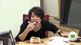 더쿠 - 케이크를 먹는 유니존 성우들