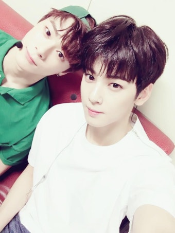 더쿠 - 방금 올라온 아스트로 문빈, 차은우 셀카