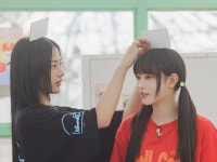 230405 뉴진스 트위터 업뎃 (딸기농장 비하인드컷) - 뉴진스 마이너 갤러리