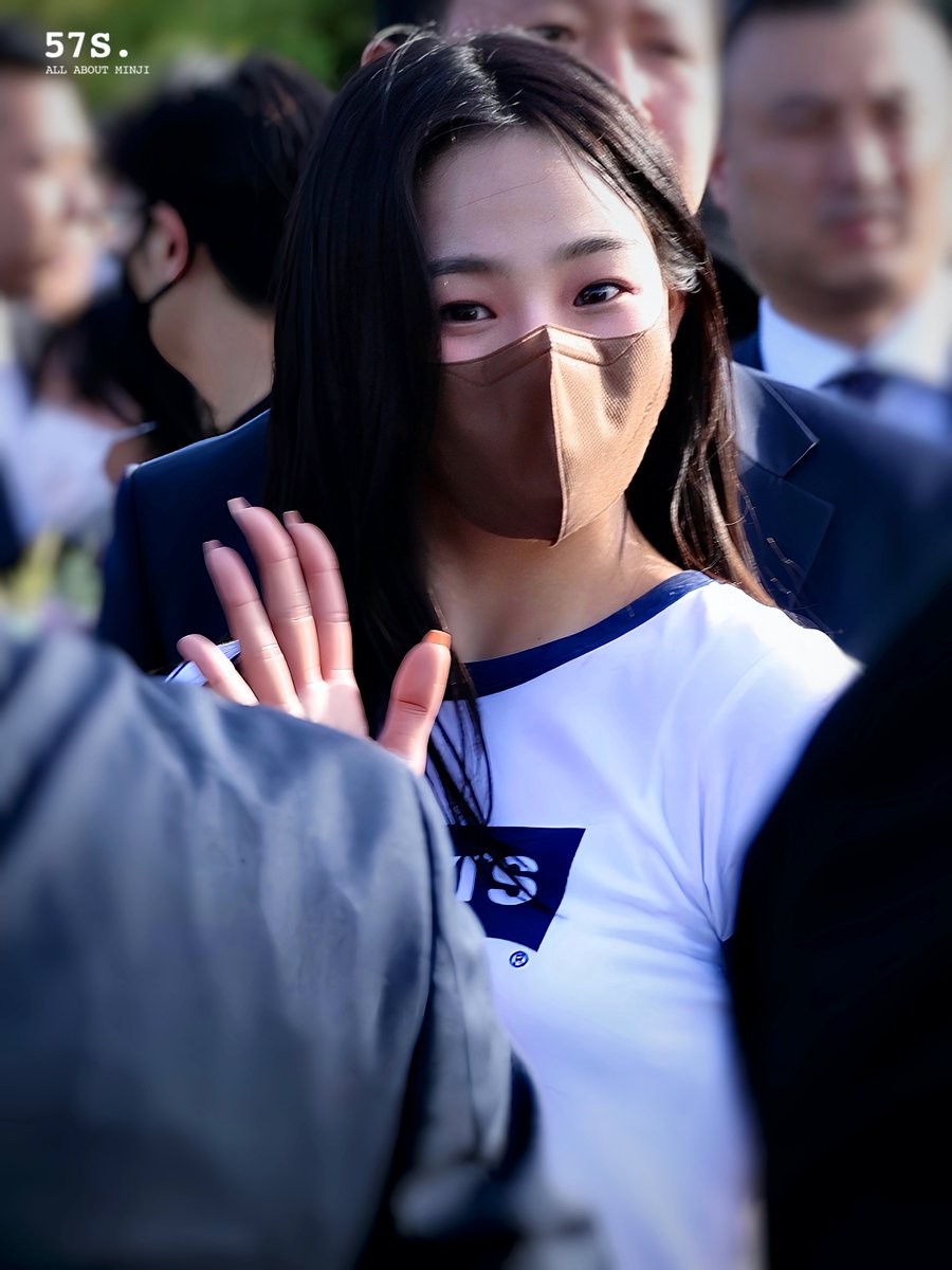 두산 베어스, 와일드카드 결정전서 뉴진스 민지가 시구자로 선정