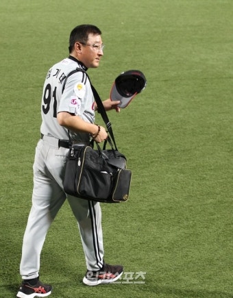 ‘자진사퇴’ 김기태 감독, 쌓이고 쌓였던 게 터졌다 - 일간스포츠 ‘자진사퇴’ 김기태 감독, 쌓이고 쌓였던 게 터졌다
