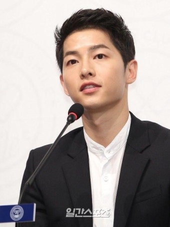 송중기, ´런닝맨´ 멤버들과 FC스마일 자선경기 출전[공식] - 일간스포츠 송중기, ´런닝맨´ 멤버들과 FC스마일 자선경기 출전[공식]