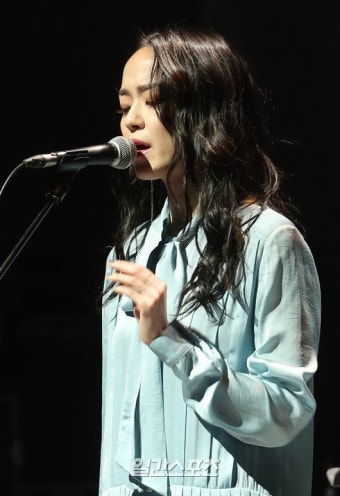 김윤아 ”발성 장애…가수 할지 말지 기로에 섰었다” - 일간스포츠 김윤아 ”발성 장애…가수 할지 말지 기로에 섰었다”