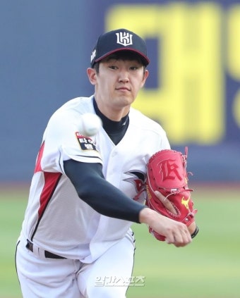 KT 고영표, 롯데전 강세 지속...6이닝 3실점 - 일간스포츠 KT 고영표, 롯데전 강세 지속...6이닝 3실점