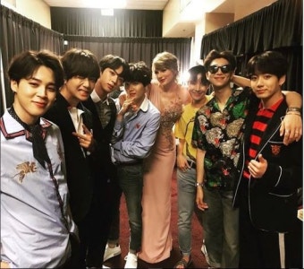 방탄소년단, 테일러 스위프트와 ´초밀착´ 셀카  - 일간스포츠 방탄소년단, 테일러 스위프트와 ´초밀착´ 셀카