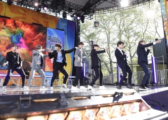 방탄소년단, 美 ´굿모닝 아메리카 서머콘서트´ 단독 무대 장식  - 일간스포츠 방탄소년단, 美 ´굿모닝 아메리카 서머콘서트´ 단독 무대 장식
