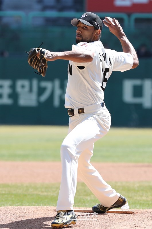 한화 이글스, 삼성 라이온즈 상대로 무패의 고지 유지하며 단독 선두 지켜, 3-1 승리!