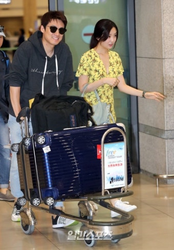 [화보]오상진-김소영부부,허니문 마치고 투표장으로 - 일간스포츠 [화보]오상진-김소영부부,허니문 마치고 투표장으로