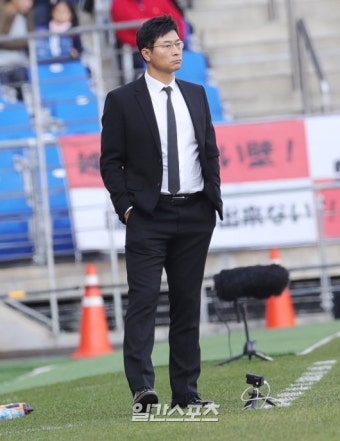 [포토]김도훈 감독, 밀리면 안돼 - 일간스포츠 [포토]김도훈 감독, 밀리면 안돼