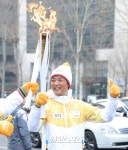[포토]안재욱 성화봉송, 미소까지 엄지 척 - 일간스포츠 [포토]안재욱 성화봉송, 미소까지 엄지 척