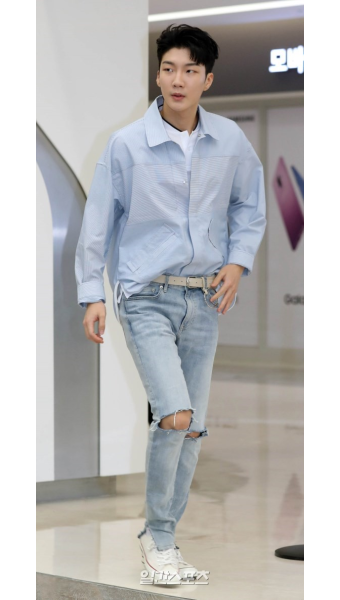 [포토] 위너 이승훈 ´스르르 입장´ - 일간스포츠 [포토] 위너 이승훈 ´스르르 입장´