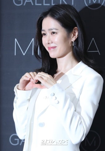 [포토] 손예진 ´순백 하트 날리는 윤진아´ - 일간스포츠 [포토] 손예진 ´순백 하트 날리는 윤진아´
