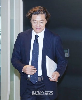 [포토]김판곤 위원장, 감독선임 소위원회 입장 - 일간스포츠 [포토]김판곤 위원장, 감독선임 소위원회 입장