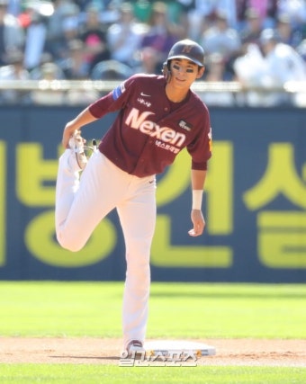 [포토]이정후, 첫 타석 2루타 - 일간스포츠 [포토]이정후, 첫 타석 2루타