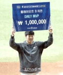 [포토]한현희,데일리 MVP 선정 - 일간스포츠 [포토]한현희,데일리 MVP 선정
