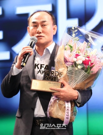 [포토]김학범 감독 올해의 지도자상. 선수들과 함께 - 일간스포츠 [포토]김학범 감독 올해의 지도자상. 선수들과 함께