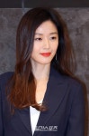 [포토]전지현, 한층 부드러워진 미소 - 일간스포츠 [포토]전지현, 한층 부드러워진 미소