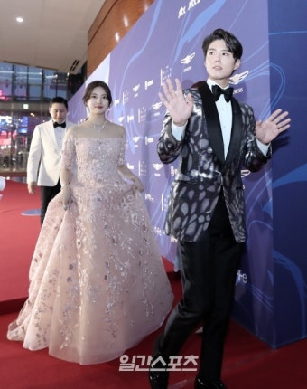 [포토]박보검-수지-신동엽,우아한 발걸음 - 일간스포츠 [포토]박보검-수지-신동엽,우아한 발걸음