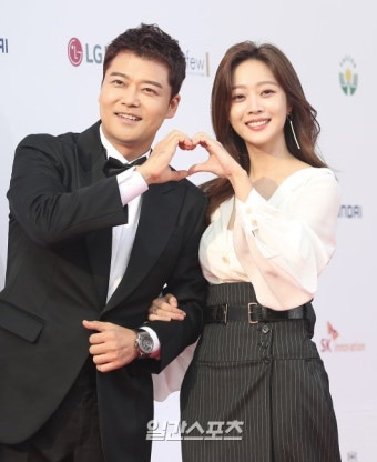 [포토]전현무-조보아, ´함께 만드는 커플 하트´ - 일간스포츠 [포토]전현무-조보아, ´함께 만드는 커플 하트´