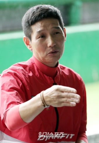 [포토]염경엽 감독, 선수들은 실내에서 훈련 중 - 일간스포츠 [포토]염경엽 감독, 선수들은 실내에서 훈련 중