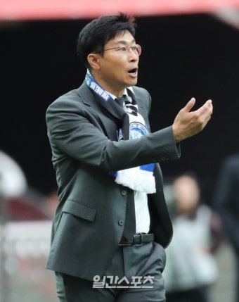 [포토]선수들 독려하는 김도훈 감독 - 일간스포츠 [포토]선수들 독려하는 김도훈 감독