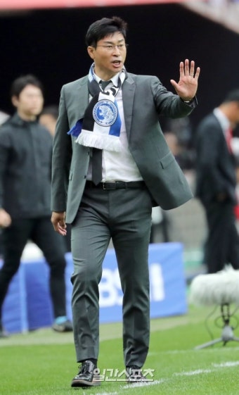 [포토]김도훈 감독,오늘도 1위 고수 - 일간스포츠 [포토]김도훈 감독,오늘도 1위 고수