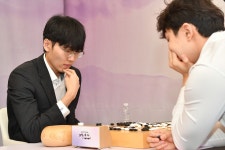 “공부가 좋다” 신진서, 명인전 3번째 우승 세계사이버기원