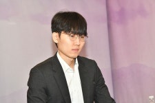 “공부가 좋다” 신진서, 명인전 3번째 우승 세계사이버기원