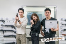 [결방위로 짤털이 2] 빵야 포즈는 이때부터 시작되었다..!... 실탄사격교육 현장★ : 비하인드 포토 : SBS [결방위로 짤털이 2] 빵야 포즈는... 