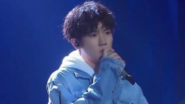 온라인에서 시 王源现身社区大厦疑为餐厅抽烟交罚款 丑事传千里连BBC都报道 (2019) 자막 언어 – iQIYI | iQ.com... 