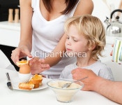 해외작가포토 - 클립아트코리아 :: 통로이미지(주) 1,__적합한콘텐츠,가족,남자,라이프스타일,미소,백인,사람,사랑,서양인,식사,식탁,실내,아들... 