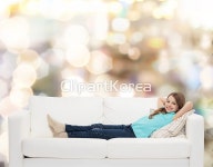 해외작가포토 - 클립아트코리아 :: 통로이미지(주) 10세,__적합한콘텐츠,고해상,눕기,미소,백인,번짐,보케,빛,사람,서양인,소파,실내,아웃포커스... 