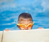 통로이미지(주) __적합한콘텐츠,고글,기쁨,남자,라이프스타일,레저,맑음,물,물놀이,미소,사람,수영,수영복,수영장,스포츠,시원함,실외,어린이,얼굴... 