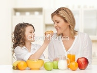 모둠과일,모성애,미소,번즈,뷰티,사람,숙성,시리얼,신선,실내,아름다움... 여자,여자어린이,요리,우유,음식,젊음,주방,주택,중심,즙,청소년,컨셉,행복