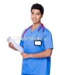 25-29세,__적합한콘텐츠,남자,남자한명만,누끼,미남,미소,사람,상반신,서양인,스튜디오,실내,어른,웃음,응시,의료기,의료인,의사,의학,이름표... 