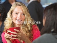 주)명진씨에스(행복식당) | 통로이미지(주) 1[숫자],__적합한콘텐츠,구내식당,금발,기쁨,대화,매력... 잔,잡기,젊음,즐거움,찻잔,친구,카페,커피숍,편안함,해외포토,행복,활력,흰색