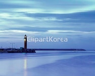 국내작가포토 - 클립아트코리아 :: 통로이미지(주) __적합한콘텐츠,고해상,구름,국내여행,기장,대변항,등대,바다,방파제,백그라운드,부산,사람없음... 