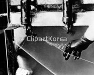 해외작가포토 - 클립아트코리아 :: 통로이미지(주) 20세기,__적합한콘텐츠,공장,기술,모노,미국,북미,사람,산업,서양인,손,실,어른,역사... 