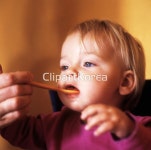 해외작가포토 - 클립아트코리아 :: 통로이미지(주) 1세,__적합한콘텐츠,금발,먹기,사람,서양인,손,수유,숟가락,어른,어린이,얼굴,여자,유아,육아... 